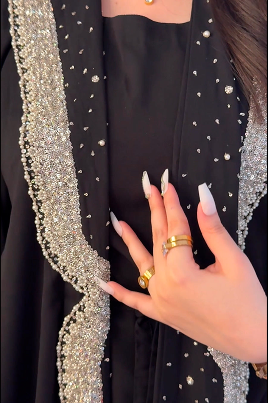 woman wear black coat abaya 3